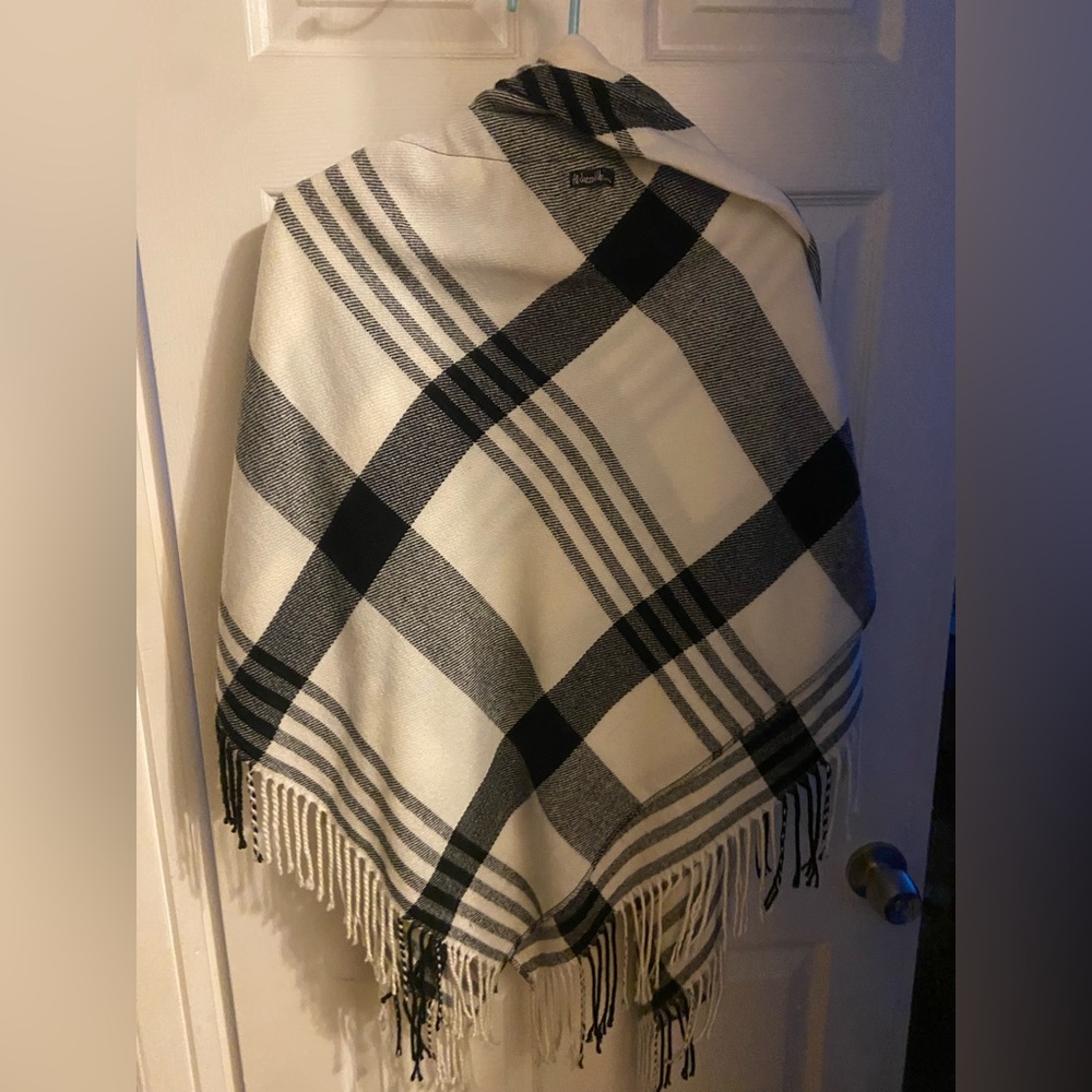 Chic Plaid Women's Cape with Toggle Closure - Picture 2 of 3